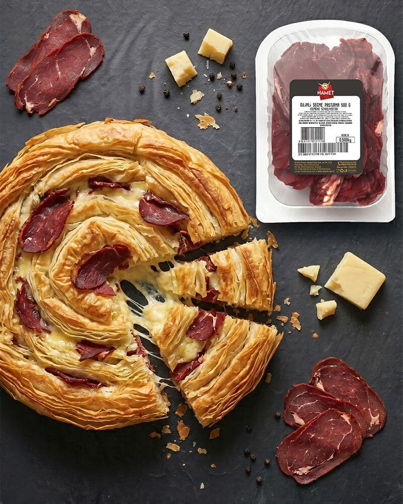 Pastırmalı ve Kaşarlı Sürme Börek